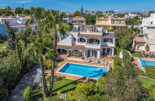 Sesmarias Villa | Luxury 4-Bed Villa with Heated Pool & Rooftop Sea Views –400m from Coelha Beach