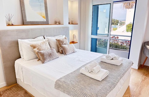 Calicos Apartment | Luxury Albufeira Townhouse with Terraces, Pool & Views by Be Cherish