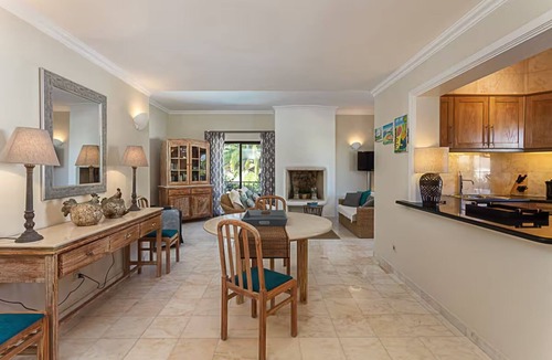 Vale do Garrao Apartment | Luxury Family Apartment Near Padel Courts and the Beach, with a Heated Pool