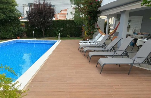 Corroios Apartment | Luxury House with 4 Bedrooms & Pool in Marisol