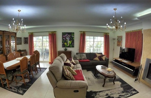 Corroios Apartment | Luxury House with 4 Bedrooms & Pool in Marisol