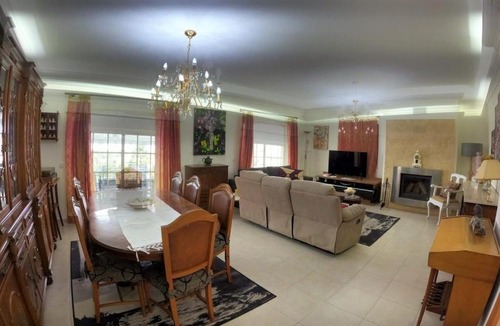 Corroios Apartment | Luxury House with 4 Bedrooms & Pool in Marisol
