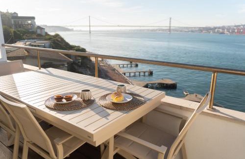 Cacilhas Apartment | Luxury Lisbon View & Balcony - AC & Elevator