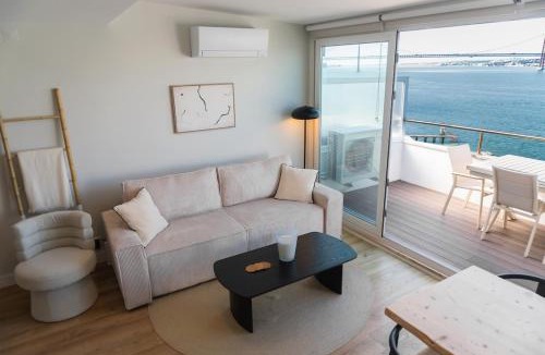 Cacilhas Apartment | Luxury Lisbon View & Balcony - AC & Elevator