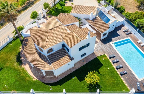 Lagoa e Carvoeiro Villa | Luxury Villa with Heatable Pool and BBQ