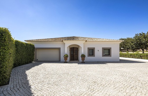Boliqueime Villa | Luxury Villa with Private Pool, Cinema & Games Room. Near to Beaches & Golf.