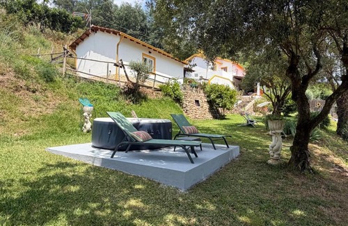 Lousa Bed & Breakfast | Magnolias Cottage with Jacuzzi and mountain view