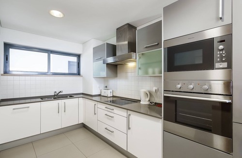 Telheiro Apartment | Marina Village Pool Garage Prime Location AC
