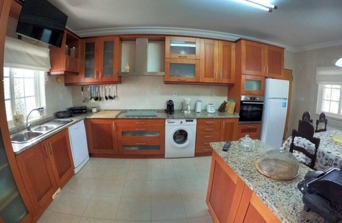Corroios Apartment | Marisol, T4 duplex w/pool and garden, Caparica