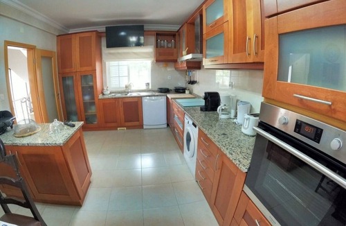 Corroios Apartment | Marisol, T4 duplex w/pool and garden, Caparica