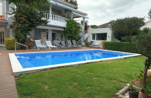 Corroios Apartment | Marisol, T4 duplex w/pool and garden, Caparica