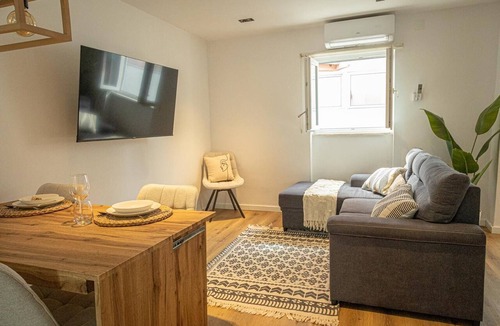 Seixal House | MELISSA'S HOUSE 2-bedroom house in pleasant Seixal with AC
