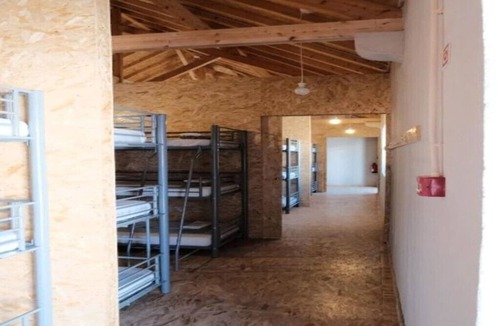Azoia de Baixo House | Men's Dormitory with Shared Bathroom