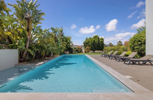Vale de Seixos Apartment | Milreu Guesthouse - Room 'Terra' with Pool view