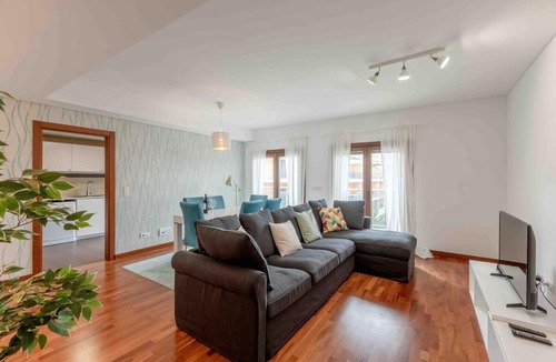Mina Apartment | Modern 2 bedroom apt 20 min from city center
