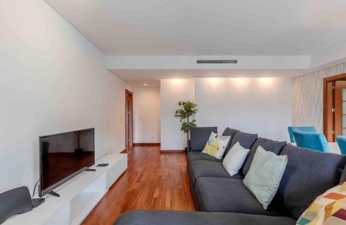 Mina Apartment | Modern 2 bedroom apt 20 min from city center