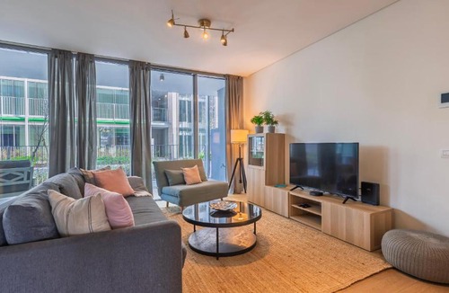 Marvila Apartment | Modern 2BDR Apartment with Garage by LovelyStay