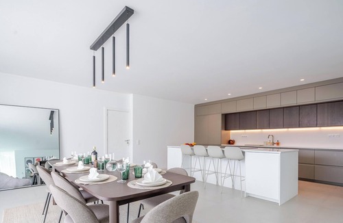 Alpouvar Villa | Modern 4-Bedroom Villa with Infinity Pool