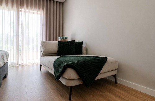 Corroios House | Modern 4-Bedroom Villa with Pool near Lisbon