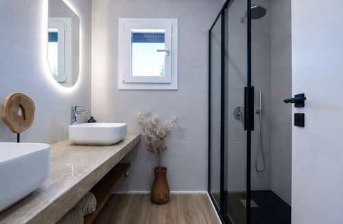Corroios House | Modern 4-Bedroom Villa with Pool near Lisbon