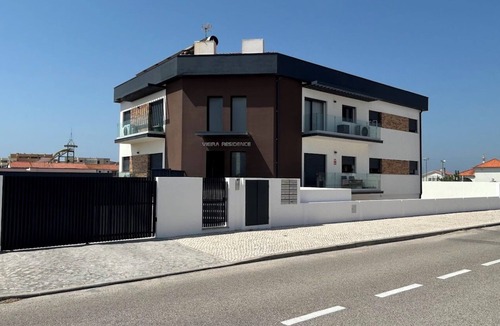 Vieira de Leiria Apartment | Modern apartment with free parking right by the beach