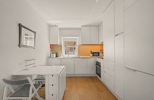 Trafaria Apartment | Modern Apartment - Trafaria Bliss, 3 Minutes from the Beach