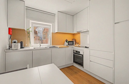 Trafaria Apartment | Modern Apartment - Trafaria Bliss, 3 Minutes from the Beach