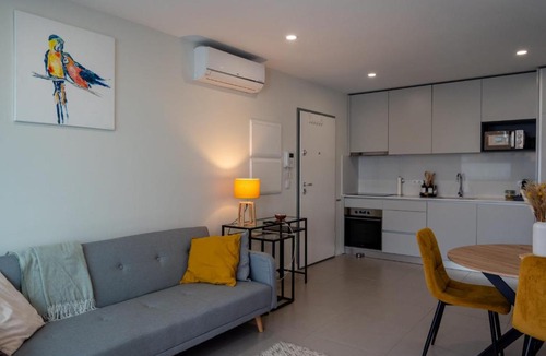 Paranhos Apartment | Modern apartment with balcony and free parking