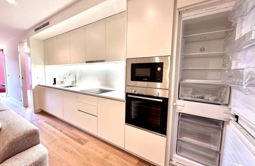Leixões Apartment | Modern & Bright Apartment 5 Min Walk to Matosinhos Beach