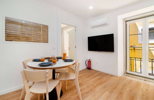 Sao Cristovao e Sao Lourenco Apartment | Modern Comfort Meets Old Lisbon Charm