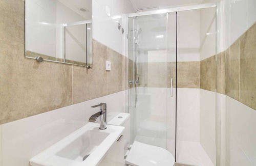 Sao Cristovao e Sao Lourenco Apartment | Modern Comfort Meets Old Lisbon Charm