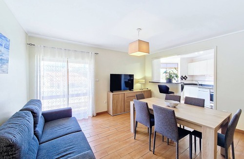 Barra Apartment | Modern & comfy: Beach 4min walk , Balcony , 3 bedrooms, sleeps 8