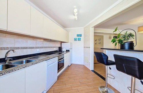 Barra Apartment | Modern & comfy: Beach 4min walk , Balcony , 3 bedrooms, sleeps 8