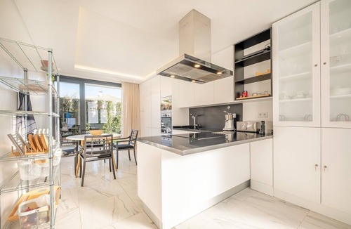 Charneca Apartment | Modern excellence with pool