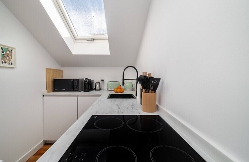 Santos Apartment | Modern Flat, Near Tagus Perfect For Weekday Stays