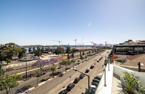 Santos Apartment | Modern Flat, Near Tagus Perfect For Weekday Stays
