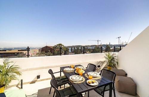 Santos Apartment | Modern Flat, Near Tagus Perfect For Weekday Stays