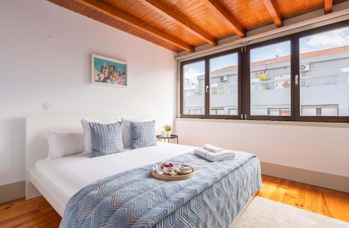 Cedofeita Apartment | Modern Flat with Terrace & Garage by HostWise