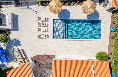 Oura Villa | Modern luxury w/heatable pool & pool bar