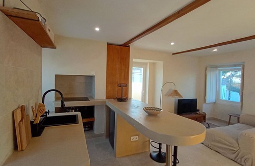 Trafaria Apartment | Modern Private Studio | Ocean View & Rooftop