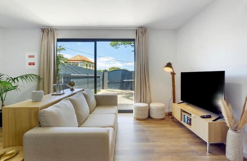 Gaula Apartment | Modern Sea View Studio with Private Parking