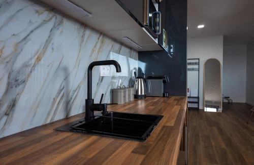 Gaula Apartment | Modern Sea View Studio with Private Parking