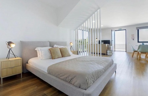 Gaula Apartment | Modern Sea View Studio with Private Parking