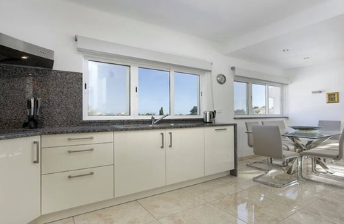 Sesmarias Villa | Modern, stylish, 5 bedroom, 4 bathroom villa perfect for family/friends - Sea view & Games room