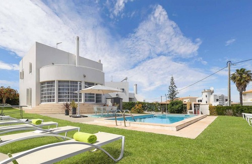 Vale de Carro Villa | Modern villa, short drive to restaurants and shops