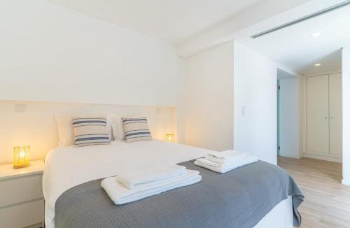 Olivais Villa | Modern Villa with Garden and Private Parking