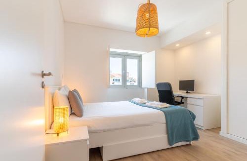 Olivais Villa | Modern Villa with Garden and Private Parking