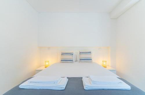 Olivais Villa | Modern Villa with Garden and Private Parking
