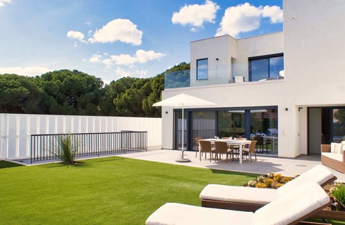 Vilamoura Villa | Modern villa with heated pool. Vibrant Vilamoura is within walking distance.