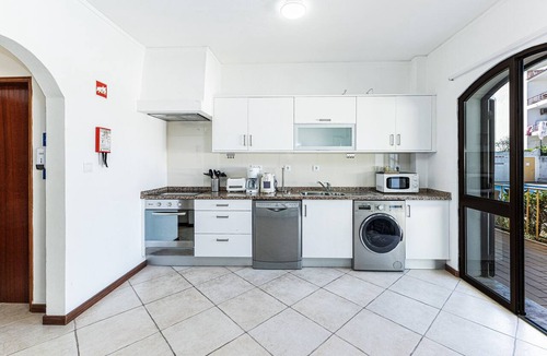 Funchal Apartment | Moinhos: Location | Pool | Families and Couples